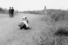 SUBIENDO-EL-CERRO-DE-RODILLAS